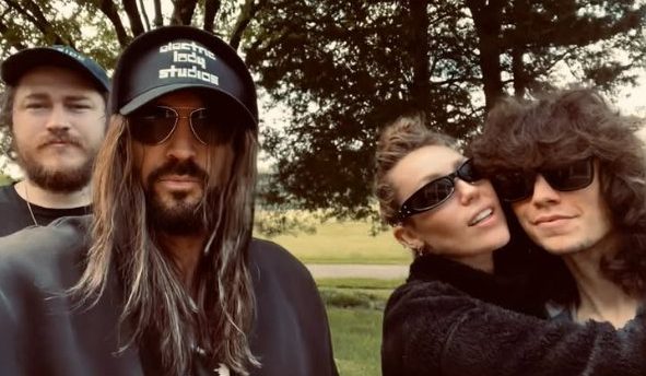 Billy Ray Cyrus, Braison Cyrus, Miley Cyrus and Maxx Morando posing for a selfie